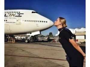el al female cabin crew kiss
