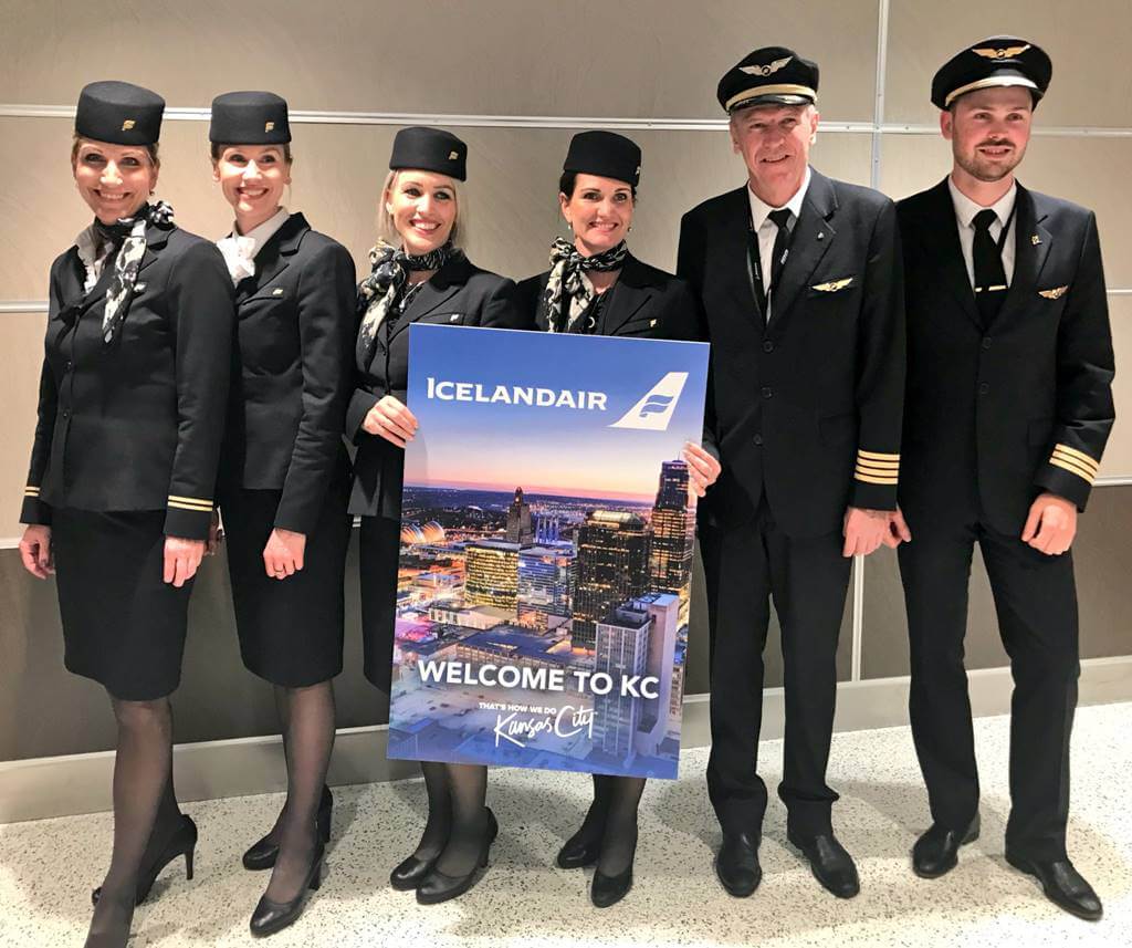 icelandair pilots with female crew