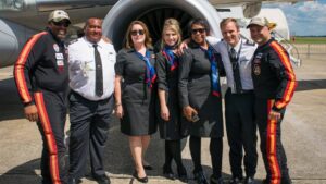 envoy air pilots with female cabin crews
