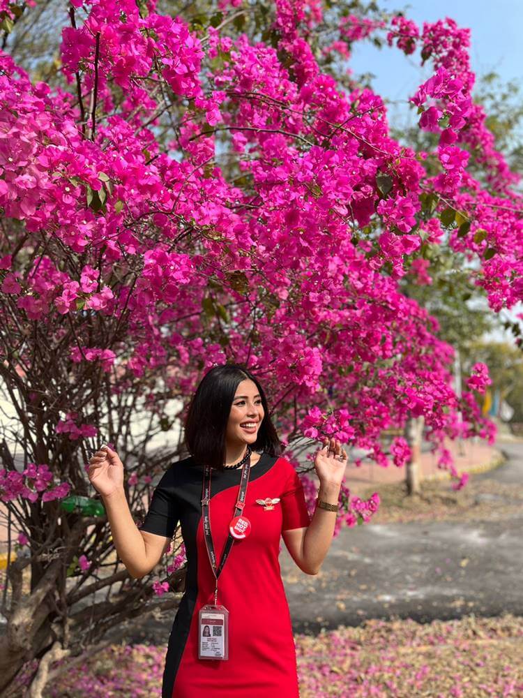 spice jet female flight attendant flowers