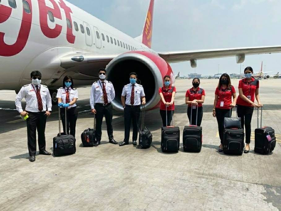 spicejet full uniform pilots and cabin crews