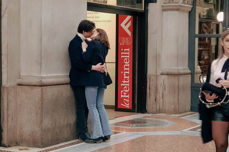 kissing in public Milan Italy