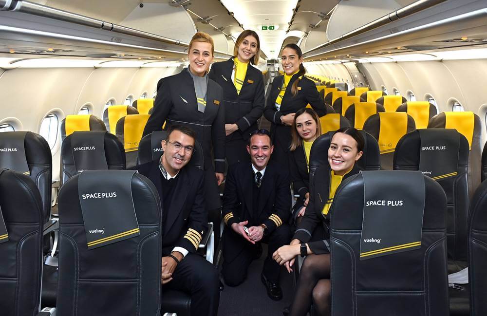 vueling full crew cabin