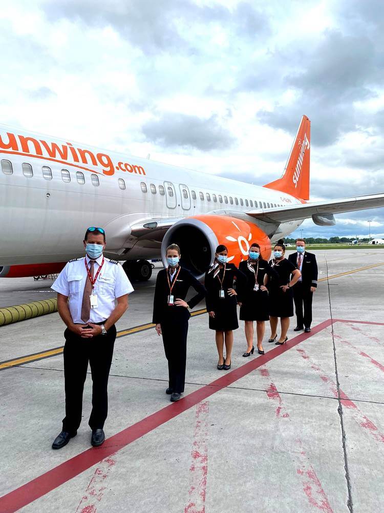 sunwing male and female crew