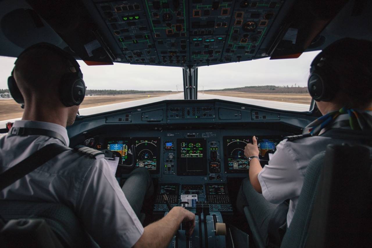 how many hours to become an airplane pilot