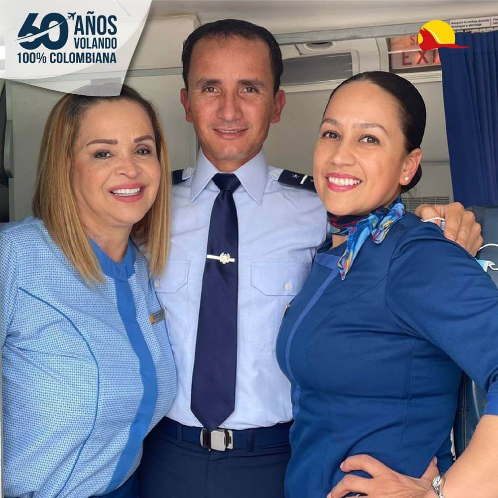 Satena pilot and flight attendants happy