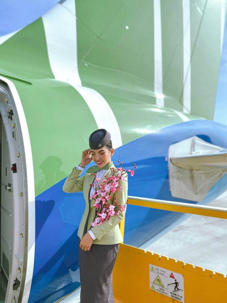 Bamboo Airways flight attendant flowers ac wings