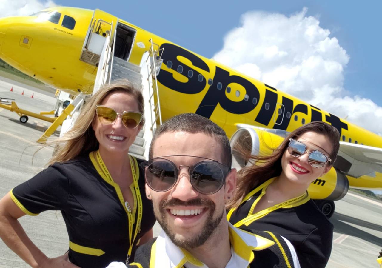 spirit airlines flight attendants in uniform